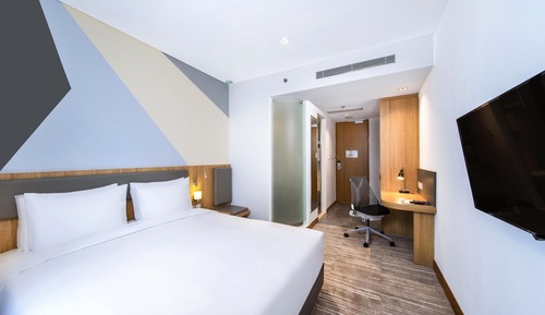 Standard Room, 1 Queen Bed (Free Breakfast)