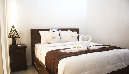 Deluxe Bungalow, 1 Queen Bed, Partial Sea View