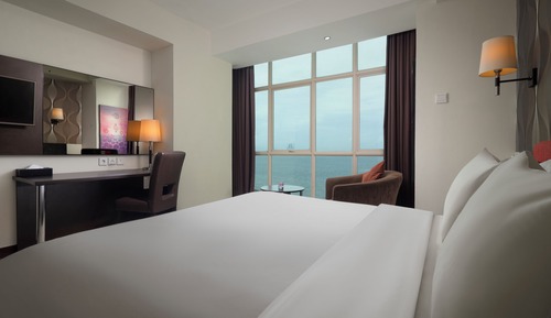 Deluxe Room, 1 Queen Bed, Smoking, City View