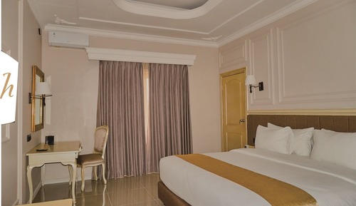 Deluxe Palace Mountain View Queen