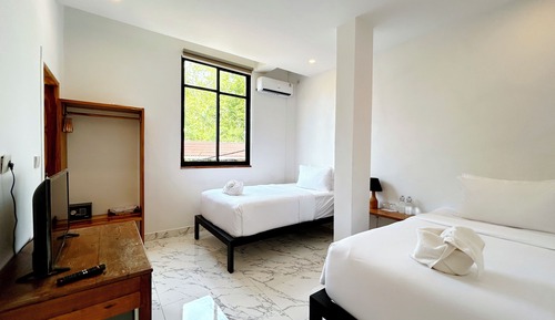 Studio with Twin Beds