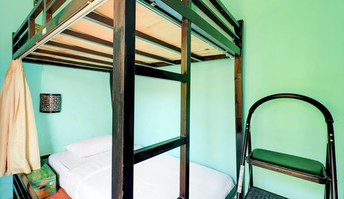 Shared Dormitory, Women only