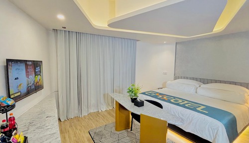 Business Suite, Smoking, City View
