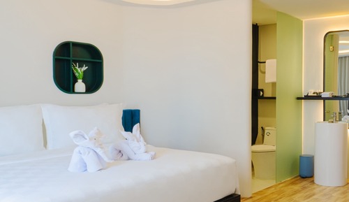 Deluxe Room, 1 Queen Bed, Smoking, City View