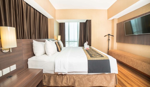 Suite, 1 King Bed, Microwave, City View