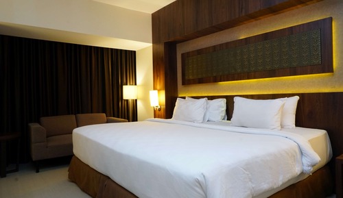 Executive Room, 1 Queen Bed, Non Smoking, Refrigerator