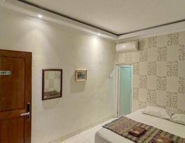 Standard Queen Room