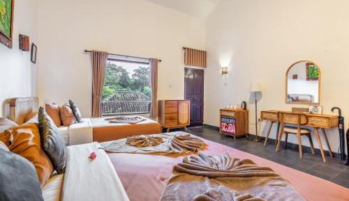 Deluxe Triple Room with Private Balcony and Partial Sea View