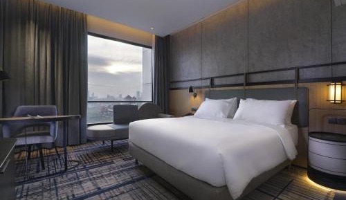 Deluxe Queen Room - City Side