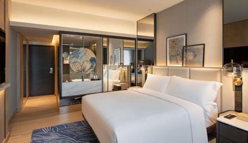 Executive Queen Room with One Queen Bed