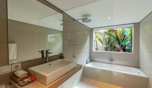 Standard Room with Bathtub