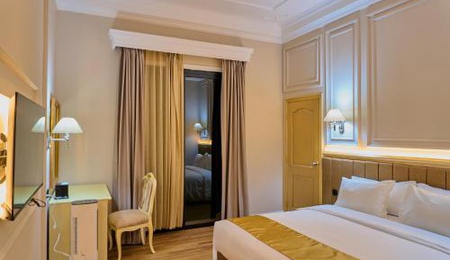 Deluxe Palace Queen Room with Balcony