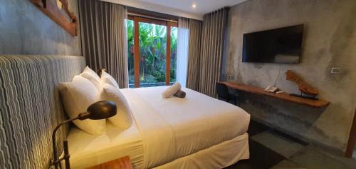 Suite with Shared Pool Access