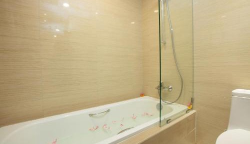 Deluxe King with Bathtub
