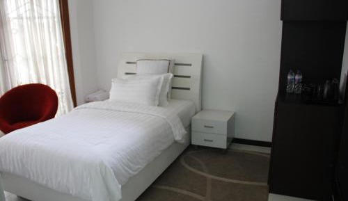 Single Room with Shared Bathroom