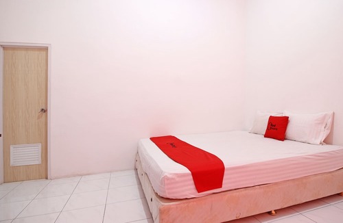 Banjarsari Hotel | RedDoorz Near Terminal Tirtonadi