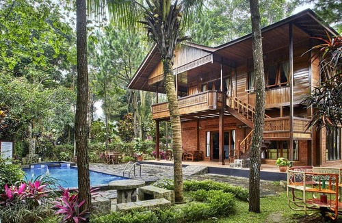 Jambu Luwuk Hotel | Jambuluwuk Convention Hall & Resort Puncak