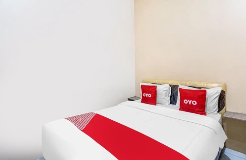 Waru Hotel | OYO 91361 Benlin D'kost Syariah