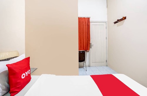 Waru Hotel | OYO 91361 Benlin D'kost Syariah