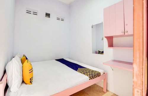 Lumajang Hotel | OYO Life 91626 Rr Kost Putri Syariah