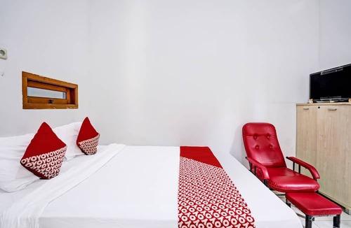 Surabaya Hotel | OYO Life 92030 Ef Palm Guest House Family