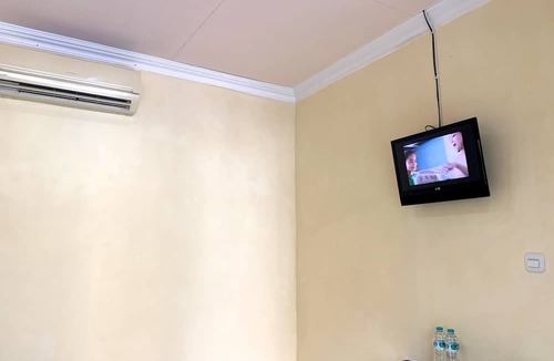 Pinrang Hotel | Hotel O Wisma Phinisi Syariah Near Mall of Pinrang Sejahtera