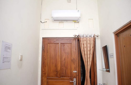 Surakarta Hotel | Capital O 2258 Santana Syariah Guest House
