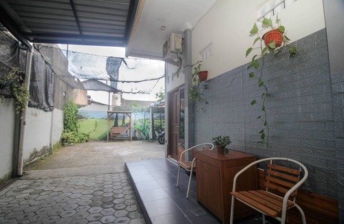 Surakarta Hotel | Capital O 2258 Santana Syariah Guest House