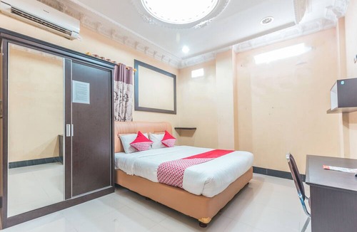 Cibinong Hotel | Super OYO 1640 Fallinda Hotel