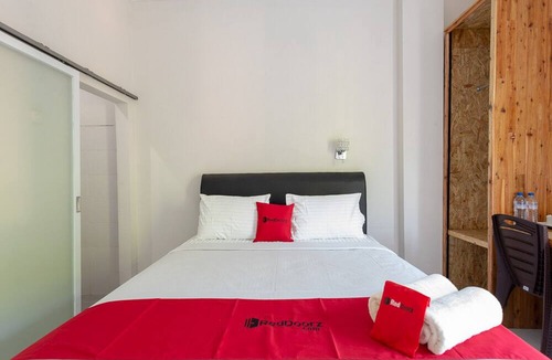 Gubeng House | RedDoorz Plus Syariah @ Raya Nginden 2