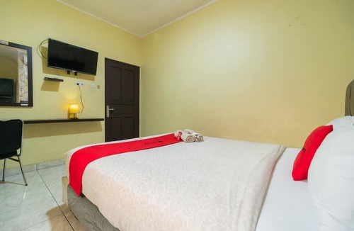 Kemanggisan House | RedDoorz near Tomang 2