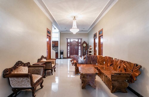 Semarang House | RedDoorz Syariah near Exit Toll Banyumanik