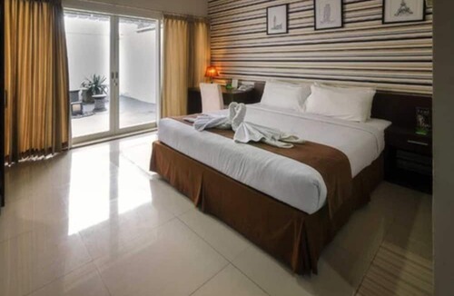 Siwalankerto Hotel | The Square