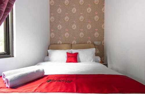 Bekasi Hotel | RedDoorz Plus near Trans Studio Cibubur 2
