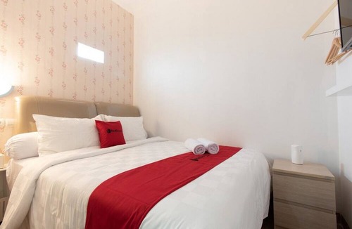 Bekasi Hotel | RedDoorz Plus near Trans Studio Cibubur 2