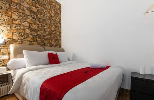 Bekasi Hotel | RedDoorz Plus near Trans Studio Cibubur 2