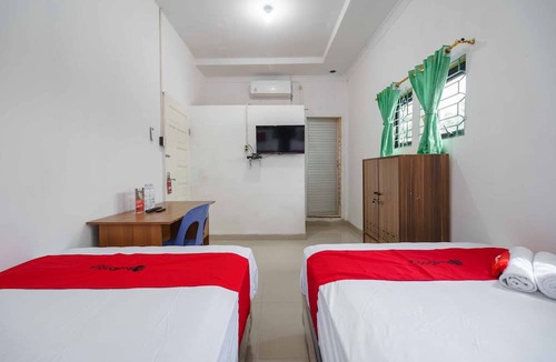 Kisaran Timur Hotel | RedDoorz Syariah near Stasiun Kereta Api Kisaran