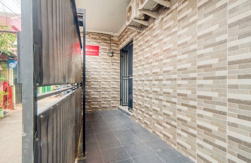 East Jakarta Hotel | RedDoorz near Graha Cijantung Mall