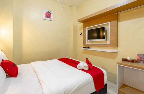 Beji Hotel | RedDoorz near Dino Park
