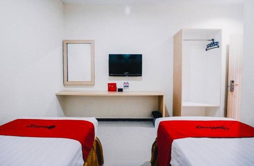 Makassar Hotel | RedDoorz Plus near Sultan Hasanuddin Airport