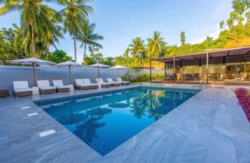 Waisai Hotel | Meridian Adventure Marina Club & Resort