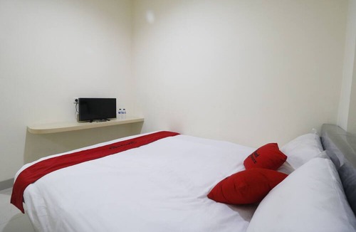 Tanjung Duren Utara Hotel | RedDoorz Plus near Mall Ciputra Jakarta
