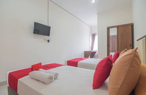 Cipanas Hotel | RedDoorz Syariah @ Sarongge Cianjur