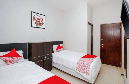 Gubeng Hotel | Capital O 1086 2oscar