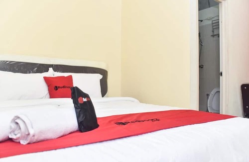 Waru House | RedDoorz Syariah near Exit Tol Waru