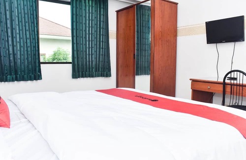 Suko Manunggal Hotel | RedDoorz near Lenmarc Mall Surabaya