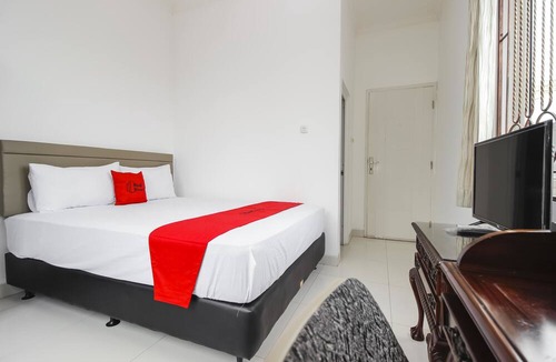 Binong Hotel | RedDoorz @ Permata Sari Karawaci