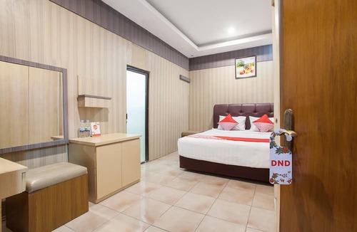 Gubeng Hotel | OYO 164 Ang's Residence