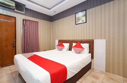 Gubeng Hotel | OYO 164 Ang's Residence