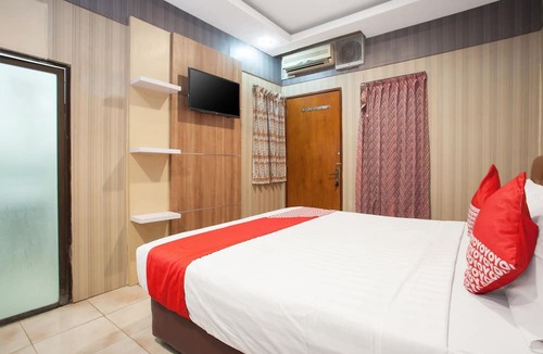 Gubeng Hotel | OYO 164 Ang's Residence